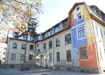 Родители влизат в обувките на учителя