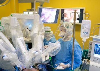 Симулират асистирана от робот операция