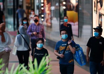 Дронове контролират дистанцията в Сингапур