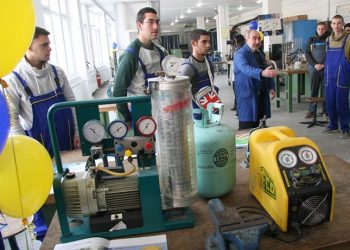 Учебна компания създава козметика