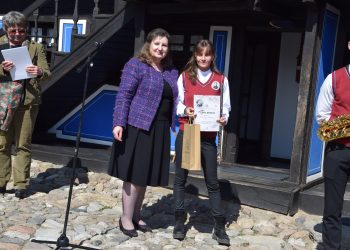 Между поезията  и героизма