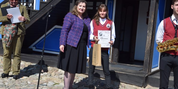 Между поезията  и героизма