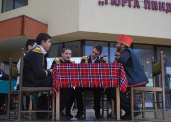 Училище  до границата