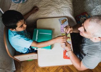 В огледалото  на общественото мнение