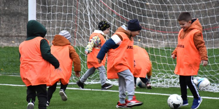 Треньори от „Реал Мадрид“ работят с деца от Видин