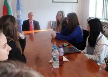 Стажанти с проучване за отпадъците от опаковки у нас