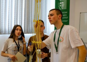 Да вдигнеш кула от спагети