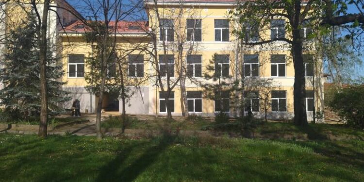 Първата езикова гимназия минава на една смяна