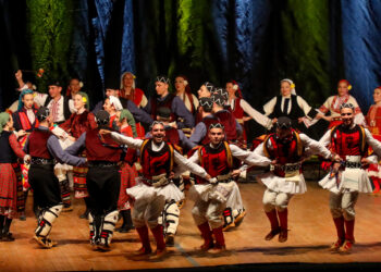 Публиката на крака за Академичния танцов театър към Варненския свободен