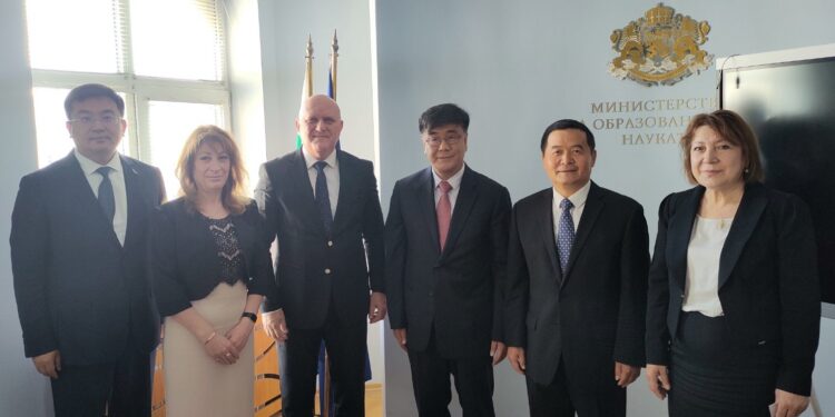 Засилваме образователните връзки с Китай и Дания