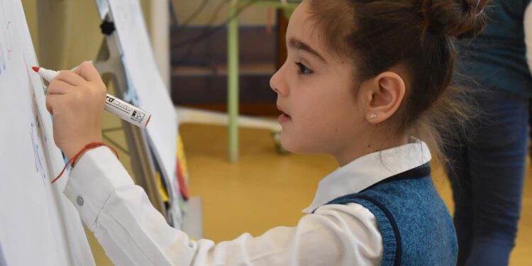 Допълнителни уроци по български език за още над 11 000 деца