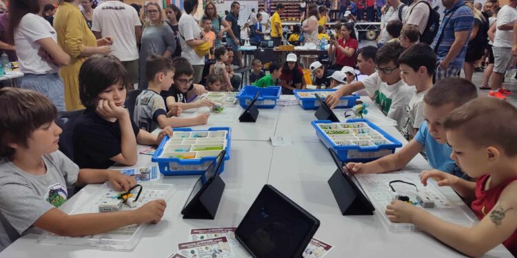 Соларен панел за училищна раница