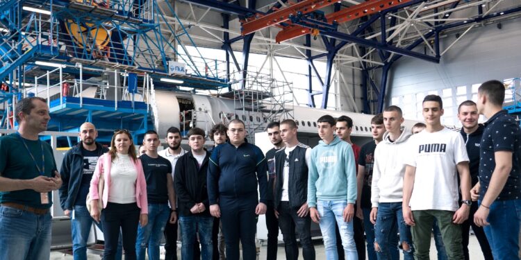 „Училище за авиация“ – обучение, което се помни