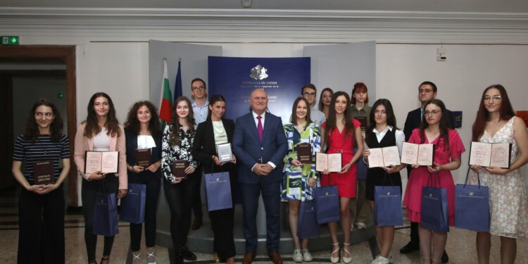 Национални дипломи за 16 пълни отличници