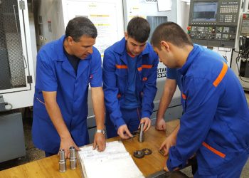 Държавата поема осигуровките на учениците в дуално обучение