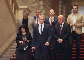 София (29 януари 2024) В Министерски съвет се провежда брифинг във връзка с предложението на правителството за отпадане на таксите за обучение на студенти и докторанти. На снимката: председателят на Националното представителство на студентските съвети Даниел Парушев (дясно), министърът на образованието и науката проф. Галин Цоков (втори отдясно), народният представител от ГЕРБ-СДС Теменужка Петкова (ляво) и министър-председателят акад. Николай Денков (втори отляво). Снимка: Христо Касабов/БТА (БТ)