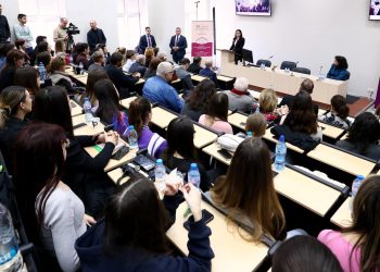 МОН предлага 2516 лв. за асистент от 1 април