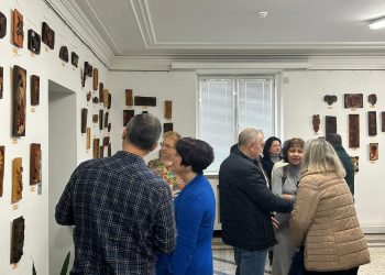 Таланти представят в МОН изложба на картини и дърворезби