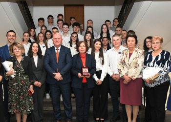 МОН се превърна в учебно предприятие