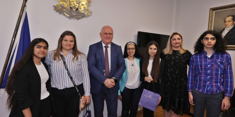 Министър Галин Цоков: Учениците трябва да участват във взимането на решенията за живота в училище