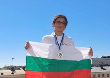Възпитаник на русенската Математическа гимназия със сребърен медал от Международната олимпиада по философия