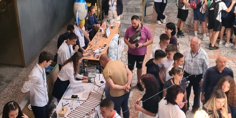 Как чашата с вода става невидима