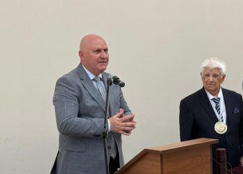 Министър Цоков връчи на проф. Петър Балкански плакет на МОН за принос в образованието