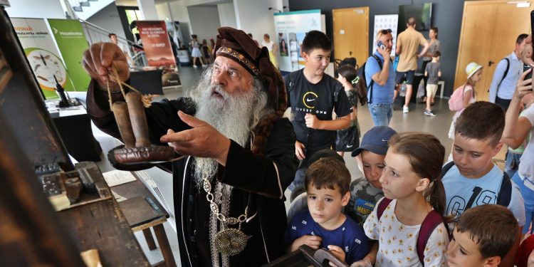 Снимка на броя: „Ало, Космос! Говори България!“