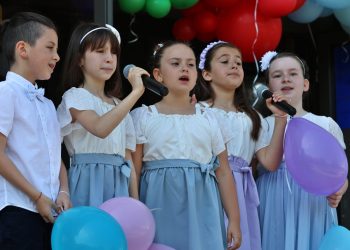 Децата празнуват