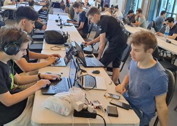 Ученици от ТУЕС с отличие от Европейския хакатон за отбранителна техника