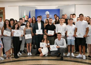 62 отличници в петия випуск на програмата „Обучение за ИТ умения и кариера“