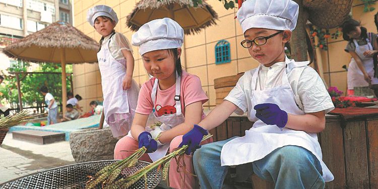 В Китай учат децата от 5-годишни как да чистят и да готвят основни ястия