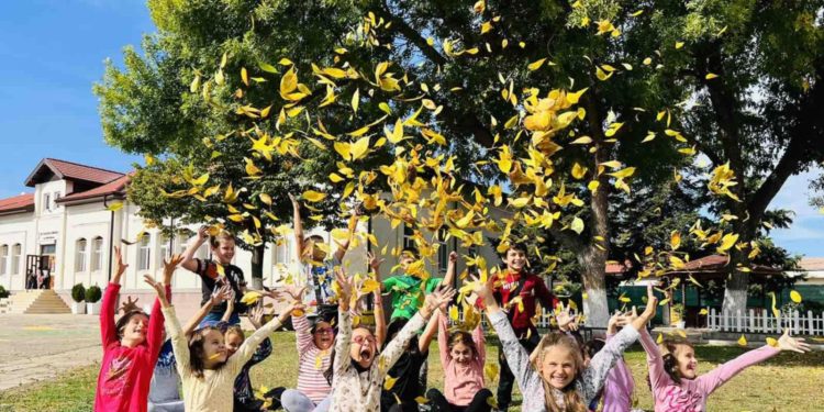 Снимка на броя: В НУ „Захари Стоянов“ в Любимец посрещат есента