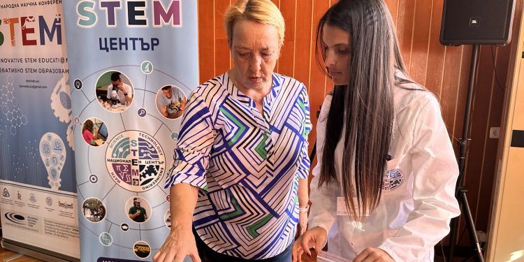 Националният STEM център ще обучи над 14 000 учители