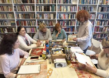 Възрастни хора създават изкуство в помощ на онкоболни деца