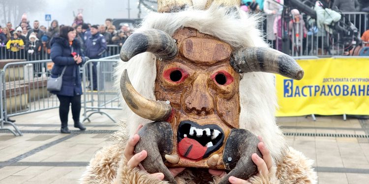 Участник в "Сурва" 2025 с кукерска маска