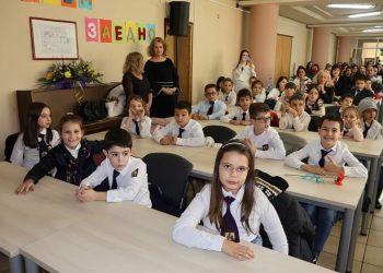 Четящи студенти, четящи деца