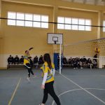 Ученици във физкултурен салон