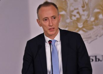 Имаме несъответствие между търсенето на образование и потребностите на обществото, заяви в Народното събрание министърът на образованието и науката Красимир Вълчев