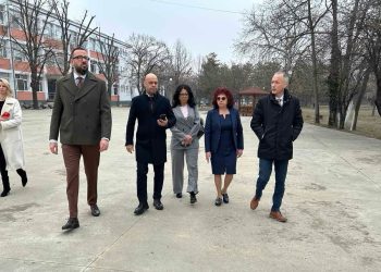 Министърът на образованието и науката Красимир Вълчев се запозна с цялостното обновление на общежитието на Езиковата гимназия "Иван Вазов" в Пловдив