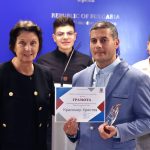 Заместник-министърът на образованието и науката д-р Емилия Лазарова връчи наградата на Красимир Христов