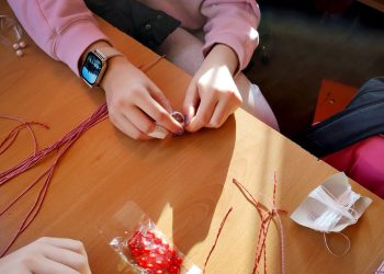 Ученици от Кюстендил с мартеници на надеждата