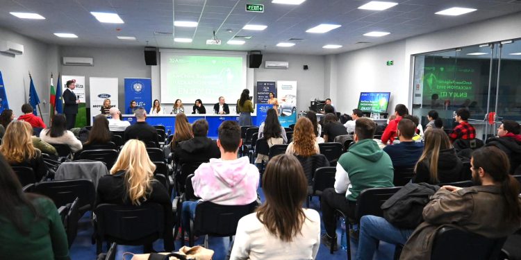 Хакатон събира студенти от три висши училища