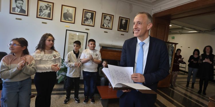 Третокласници подариха на министър Красимир Вълчев ръкописен препис на „Епопея на забравените“