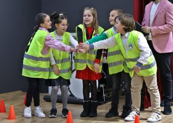 Снимка на броя: Приложение за безопасност по пътищата