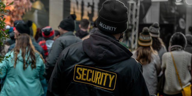 Бизнесът предлага да създаде ръководство за охранители в училища