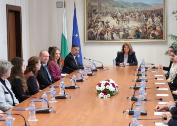 Вицепрезидентът Илияна Йотова обсъди с ученици съдържанието и значението на Конституцията на България