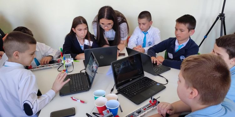 11 училища от страната обменят идеи в лаборатория за иновации