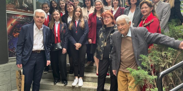 Две български неделни училища в САЩ – БНУ „Джон Атанасов” в Чикаго, Илинойс, и БНУ „Зора“ в Ричмънд, Вирджиния, и партньорите им от ПМГ „Яне Сандански“ в Гоце Делчев и СУ „Паисий Хилендарски“ в Пловдив правиха проучвания за историята на българската емиграция в Северна Америка от началото на XX век