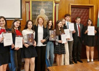 Наградиха участници в ученическия конкурс „Моите родови корени от Македония и Одринска Тракия“